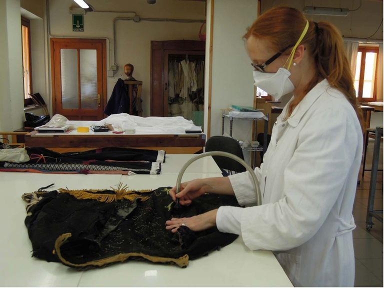 costume durante l'intervento di restauro, depolveratura accurata - ph.: R.T. Restauro Tessile